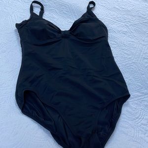 Jantzen classics ladies swim suit. Adjustable strops